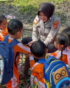 Polwan Polres Lhokseumawe Gelar Trauma Healing dan Salurkan Bantuan untuk Anak PAUD Pascabanjir
