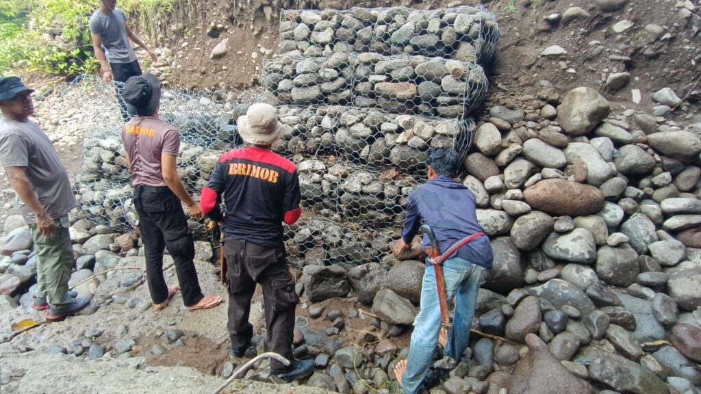 Brimob Polda Sulsel Bangun Jembatan Darurat di Kabupaten Barru