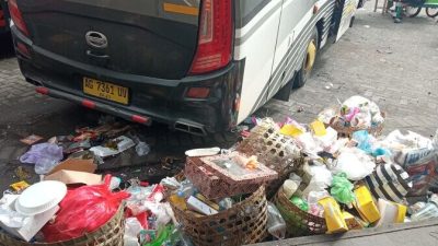 Menyebar Bau Busuk, Tumpukan Sampah di Terminal Bus Gunung Pring Menuai Kecaman Pengunjung