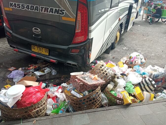 Menyebar Bau Busuk, Tumpukan Sampah di Terminal Bus Gunung Pring Menuai Kecaman Pengunjung
