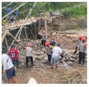 Tim SAR Brimob Polda Jabar Bangun Jembatan Sementara Penghubung Dua Desa