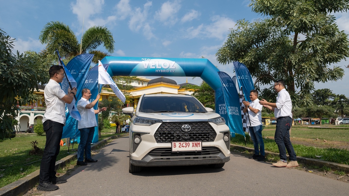 Toyota New Veloz Hybrid EV Akhiri Ekspedisi Lintas Nusa di Medan, Tempuh Jarak 7.000 KM!