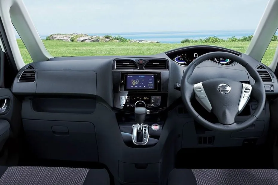 Interior Nissan Serena