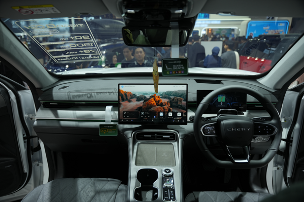 Foto 5 Teknologi pada Chery TIGGO 8 CSH menghadirkan pengalaman berkendara yang intuitif melalui layar digital 15.6 inch dan Augmented Reality Head Up Display AR HUD