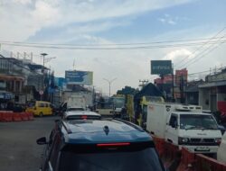 Lalu Lintas Citatah–Padalarang Lumpuh 4 Jam, Warga Pertanyakan Kehadiran Polisi