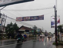 Satpol PP Sleman Kecolongan?, Sebuah Spanduk Melintang di Tengah Jalan