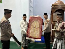 Semarakkan Ramadhan 1447 H, Kapolsek Muntilan Bagikan Sajadah dan Alquran Bantuan Kapolda Jateng
