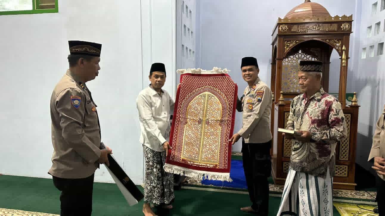 Semarakkan Ramadhan 1447 H, Kapolsek Muntilan Bagikan Sajadah dan Alquran Bantuan Kapolda Jateng