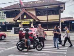 Polsek Mamajang Gelar Giat Pembagian Takjil, Wujud Kepedulian di Bulan Suci Ramadhan
