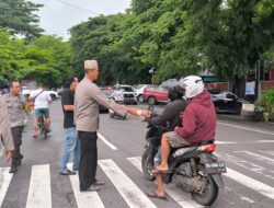 Polsek Mamajang Gelar Giat Pembagian Takjil, Wujud Kepedulian di Bulan Suci Ramadhan