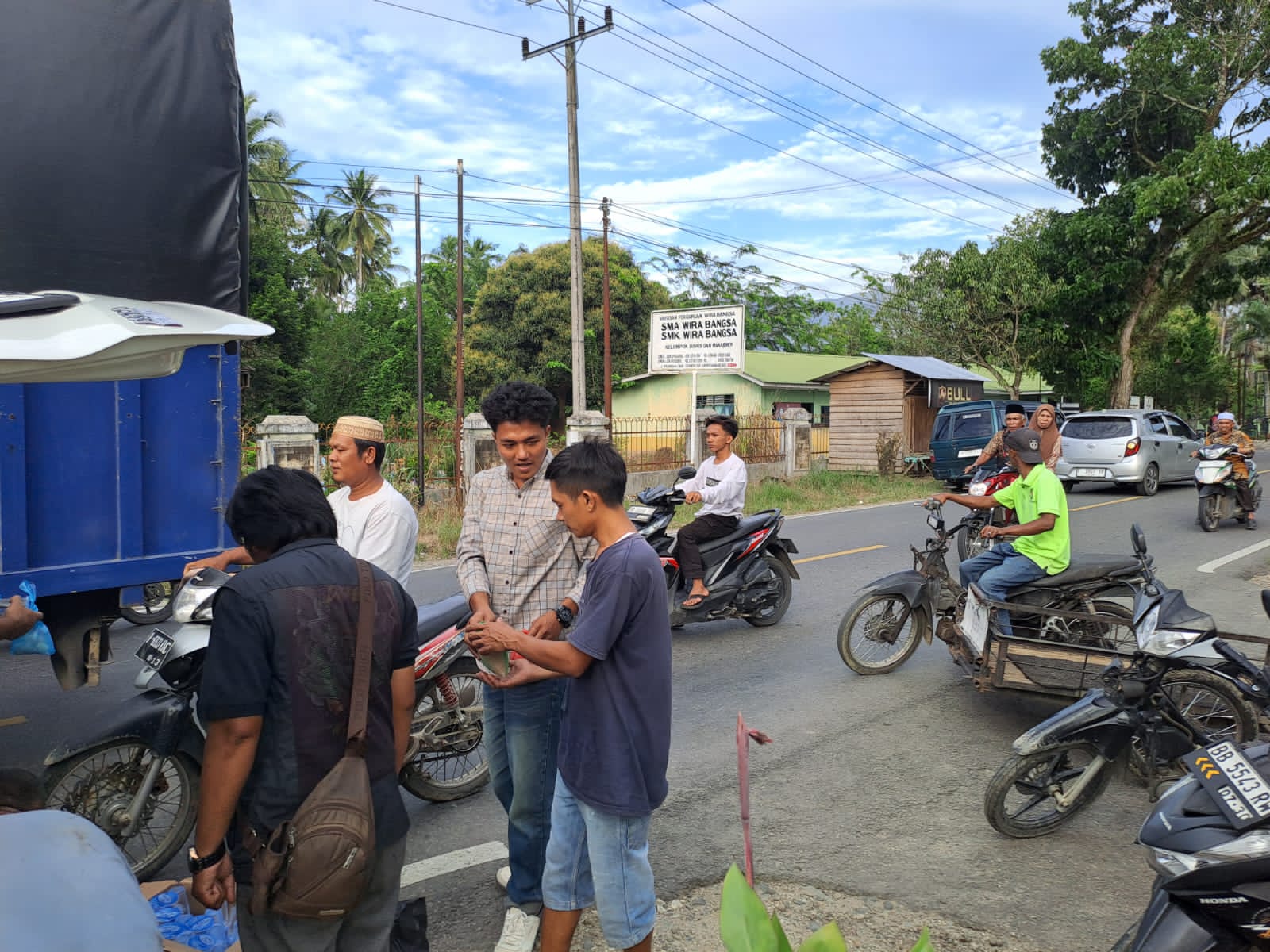 Korwasis Madina Bagi bagi Takjil di bulan Ramadhan ini