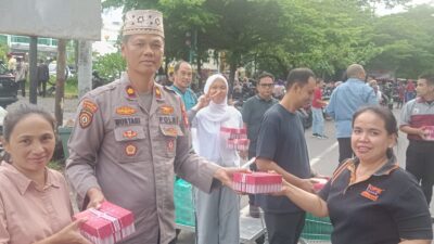 Polsek Mamajang Berkolaborasi dengan Management Mall MARI Bagikan 500 Takjil kepada Masyarakat
