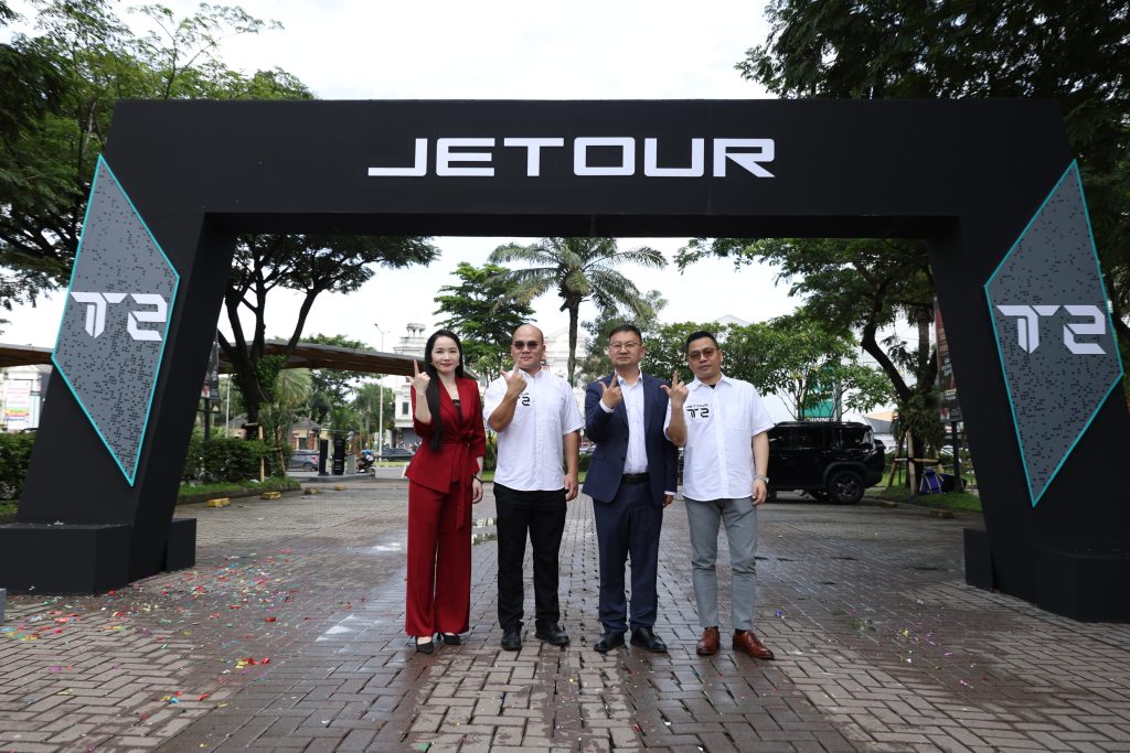 Jajaran Direksi PT JETOUR Sales Indonesia Berfoto di Acara Pelepasan Unit JETOUR T2 2