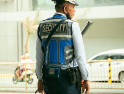 Antisipasi Kemacetan di siang hari Personil Unit Lalulintas Polsek Bandung Wetan Melaksanakan Pengamanan Jalur di Sulanjana dan jalur Riau kota Bandung pada siang hari Minggu tanggal 16 Februari 2025.