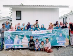 Bentuk Kepedulian Kepada Rakyat, Istri Wakil Bupati Salurkan Takjil Kepada Korban Bencana.