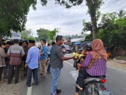 Ratusan Takjil Di Bagikan Gratis Ke Masyarakat Oleh KORWASIS MADINA