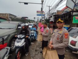 Pererat Silaturahmi, Polsek Batujajar dan Bhayangkari Berbagi Takjil di Jalan Raya Batujajar