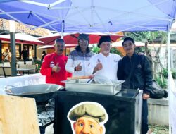 “Bule Tukang Masak” Viral di Bandung, David Cailleba Masak Langsung dan Bagi-bagi Hidangan untuk Warga Saat Ramadan