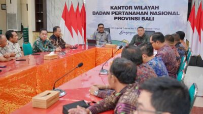 Apresiasi Capaian Jajaran di Bali, Wamen Ossy Tekankan Pentingnya Peningkatan Kualitas Pelayanan dan Data Pertanahan 10 Apresiasi Capaian Jajaran di Bali, Wamen Ossy Tekankan Pentingnya Peningkatan Kualitas Pelayanan dan Data Pertanahan