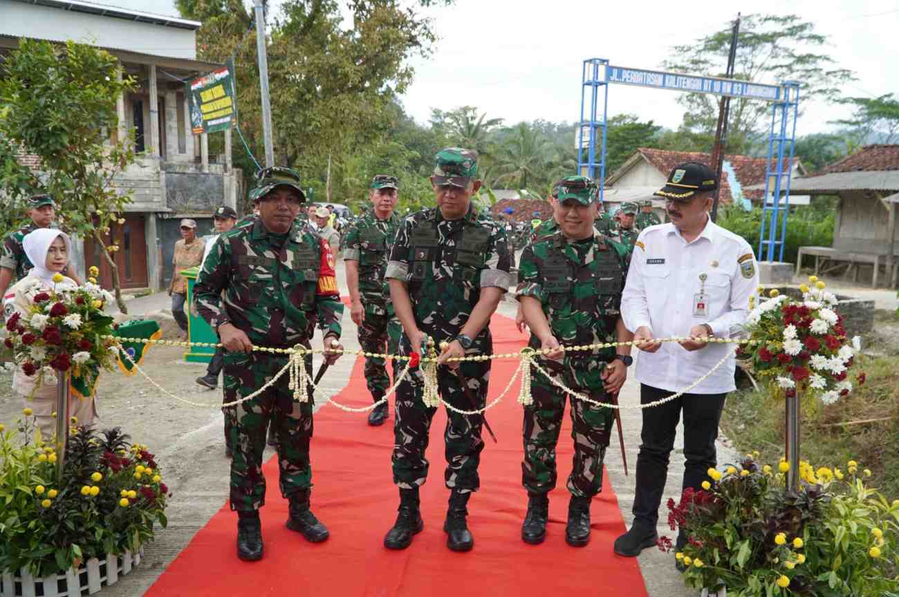 Didampingi Danrem 072/Pmk, Pangdam IV/Diponegoro Resmi Akhiri TMMD Reguler di Kebumen | NEWS TV
