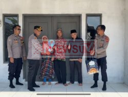 Kapolsek Cisarua A.Y. Yogaswara Serahkan Kunci Rumah Rutilahu kepada Warga di Kabupaten Bandung Barat