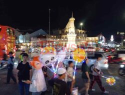 Hari Kedua Lebaran, Wisatawan di Tugu Yogyakarta Menyemut