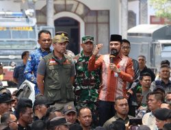 Sambut Pendemo, Bupati Al-Farlaky Jawab Lugas dan Tegas Tuntutan Massa