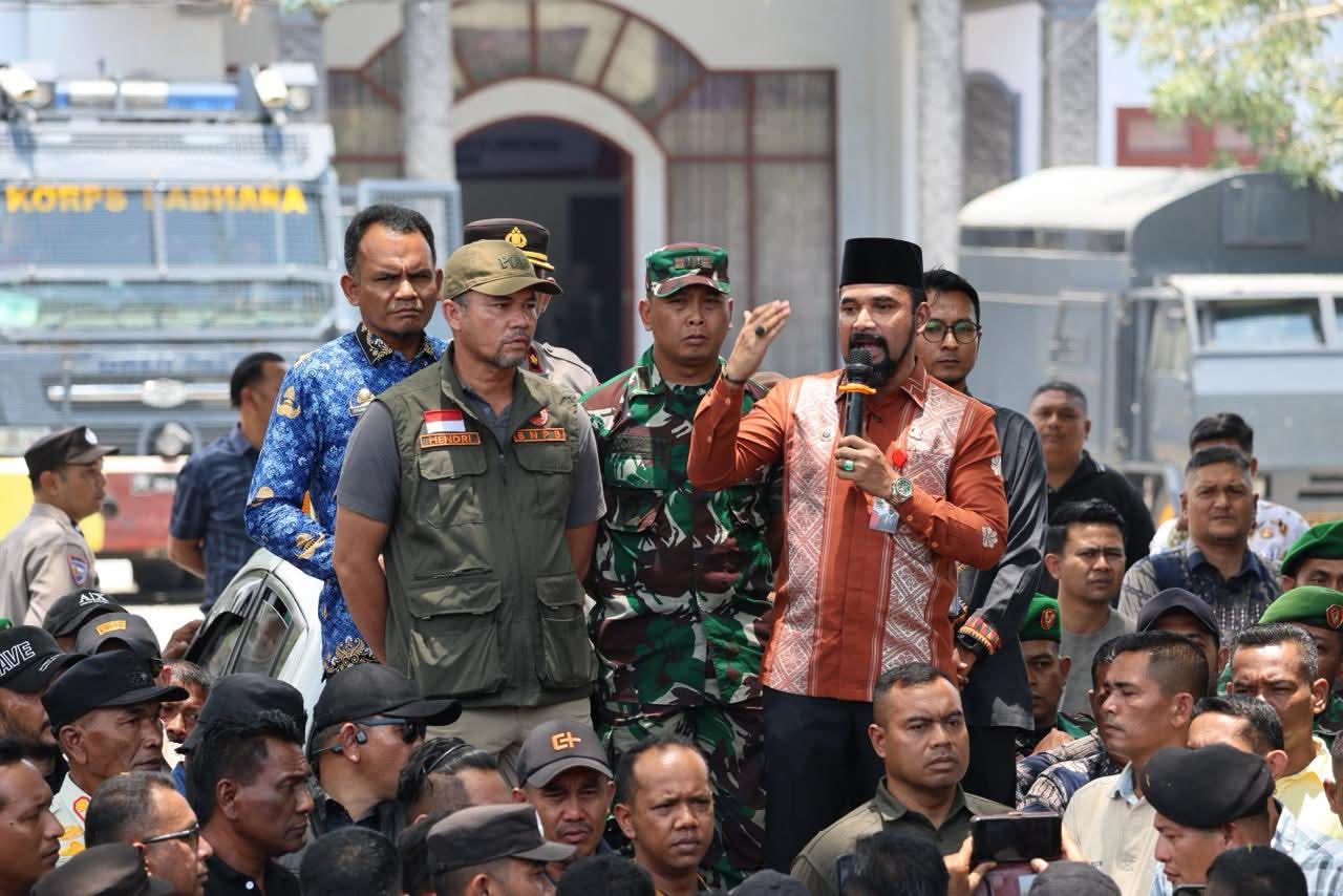 Sambut Pendemo, Bupati Al-Farlaky Jawab Lugas dan Tegas Tuntutan Massa | NEWS TV Indonesia