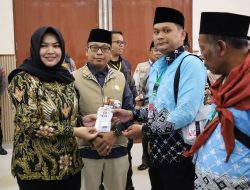 Wabup Atika Terima Kedatangan JCH Madina di Asrama Haji Medan