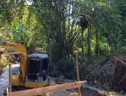 Percepat Pembangunan Jembatan Garuda Nanggulan, Koramil Kerahkan Eksavator