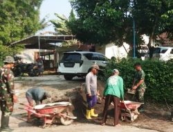 Personel Koramil Nanggulan Bersama Warga Berpacu Bangun Jembatan Garuda di Nanggulan