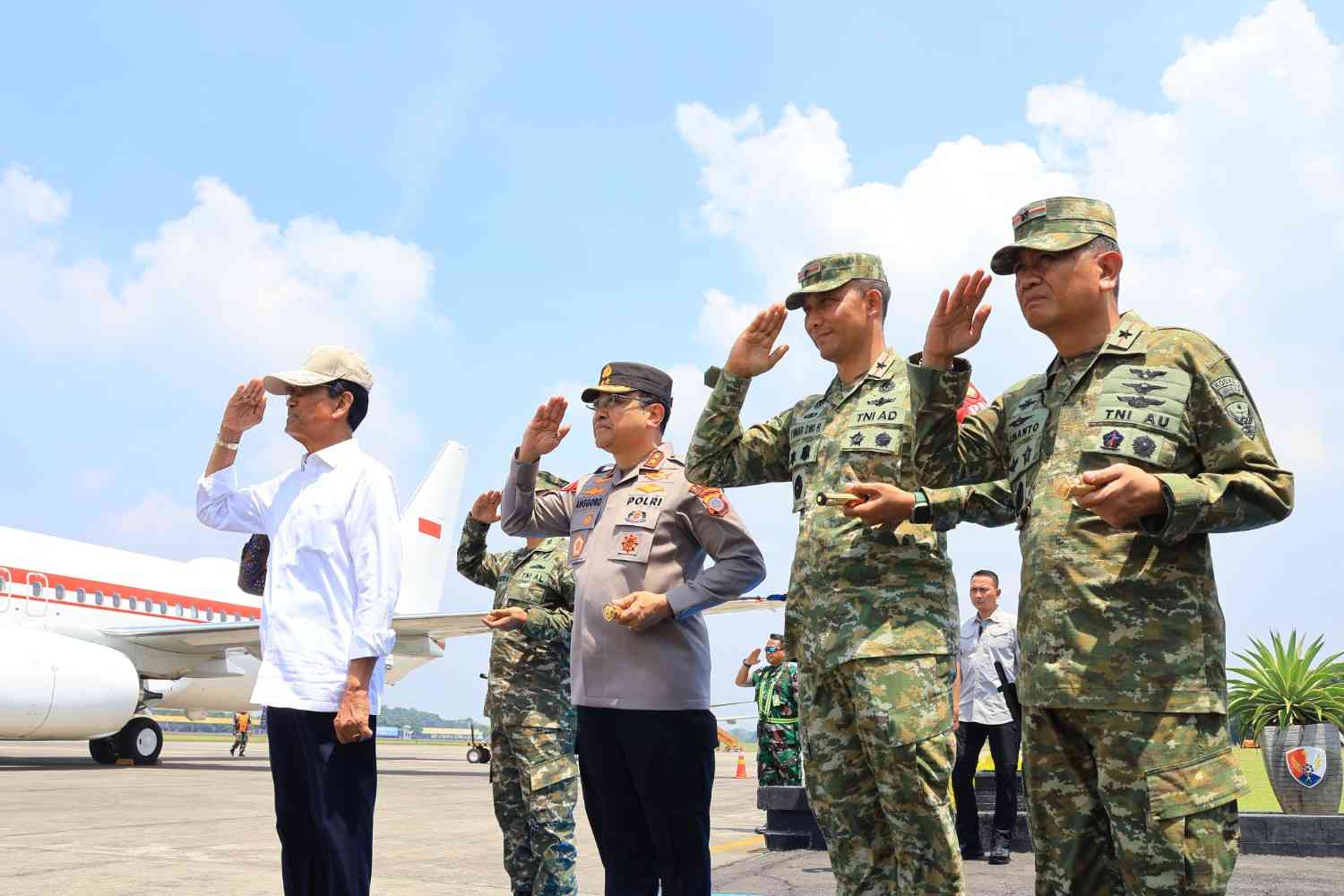 Danlanal Yogyakarta Ikut Sambut Kedatangan Presiden RI di Lanud Adisutjipto | Newstv Indonesia