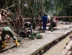 Demi Jembatan Garuda, TNI Bersama Warga Gempur Sungai Kalijaran