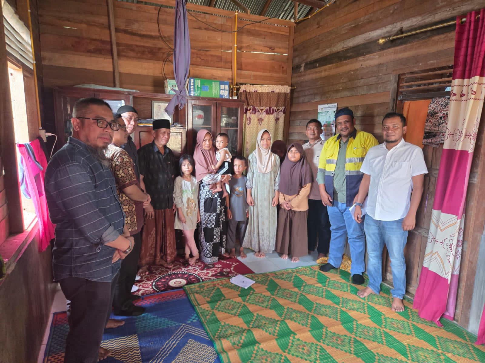 PT Sorik Mas Mining Serahkan Tali Asih Kepada Keluarga Almarhum Zakaria Siregar | Newstv Indonesia