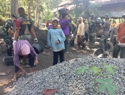 Hebat..! Ibu-Ibu Turun Tangan Bantu Satgas TMMD di Lendah Angkut Material Bangunan