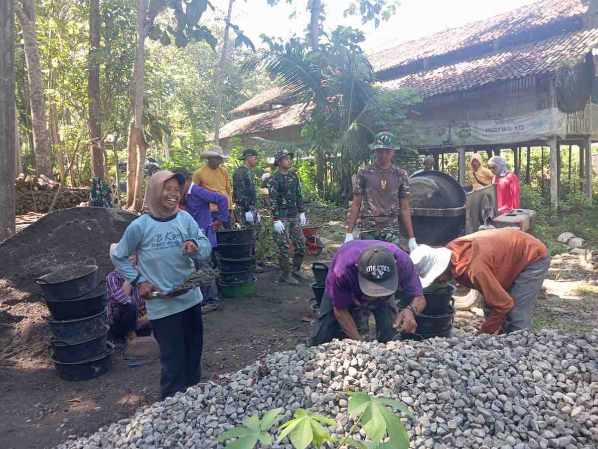 Sarjiem Wanita Hebat Bantu Satgas TMMD Kodim 0731/Kulon Progo Angkat Material | Newstv Indonesia