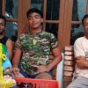 Luangkan Waktu Istirahat, Anggota Satgas TMMD Ngopi Bareng Warga Ditemani Jajanan Taro dan Biskuit