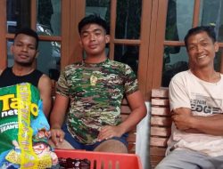 Luangkan Waktu Istirahat, Anggota Satgas TMMD Ngopi Bareng Warga Ditemani Jajanan Taro dan Biskuit