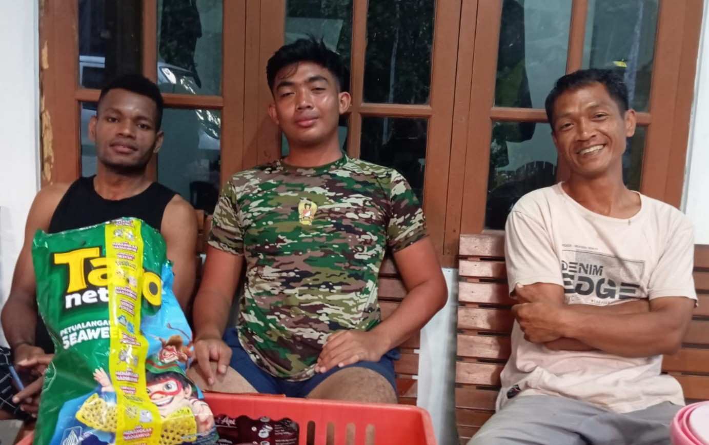 Luangkan Waktu Istirahat, Anggota Satgas TMMD Ngopi Bareng Warga Ditemani Jajanan Taro dan Biskuit | Newstv Indonesia