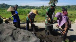 Lagi, Ibu-ibu Cucurkan Keringat Garap Talud Bersama TNI