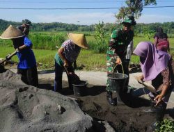 Lagi, Ibu-ibu Cucurkan Keringat Garap Talud Bersama TNI