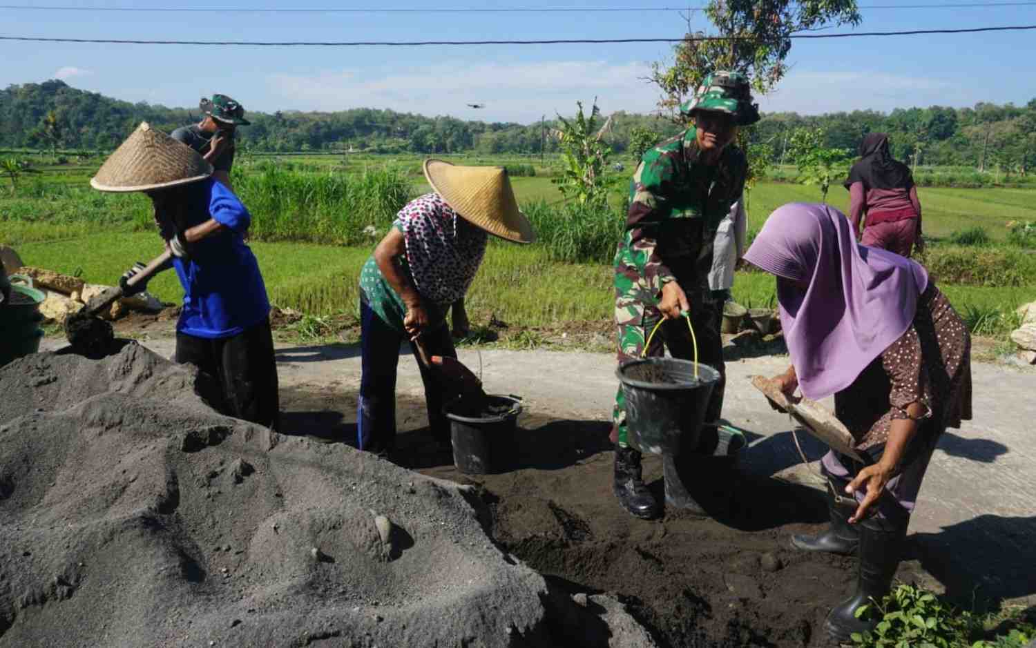 Lagi, Ibu-ibu Cucurkan Keringat Garap Talud Bersama TNI | Newstv Indonesia