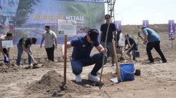 AHY dan Danang Hijaukan Ruas Tol Prambanan – Purwomartani