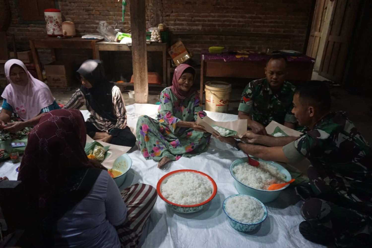 Ibu-ibu Rela Gotong Royong Bantu Menyiapkan Makan Prajurit di TMMD Kulon Progo | Newstv Indonesia