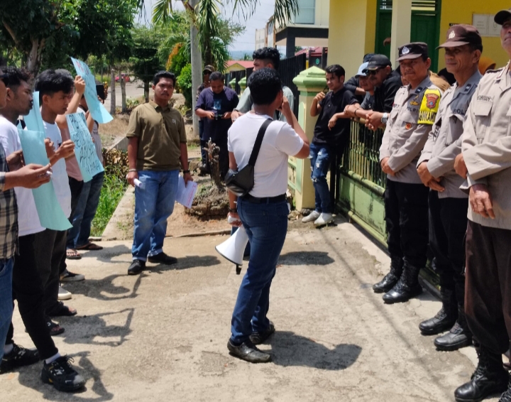 Aksi Konstitusional Mahasiswa Gaungkan Transparansi dan Integritas Sektor Kesehatan | Newstv Indonesia