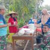 Dua Prajurit Beda Matra Luangkan Waktu Bangun Komsos di Lokasi TMMD Kulon Progo