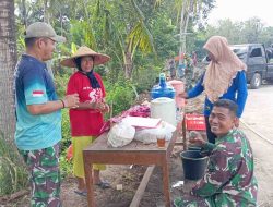Dua Prajurit Beda Matra Luangkan Waktu Bangun Komsos di Lokasi TMMD Kulon Progo