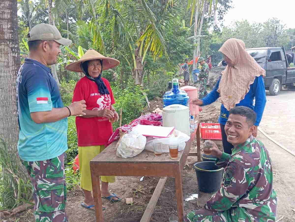 Dua Prajurit Beda Matra Luangkan Waktu Bangun Komsos di Lokasi TMMD Kulon Progo | Newstv Indonesia