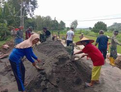 Usia Bukan Penghalang Bagi Painem dan Jumijem Ikut Bersama TNI Bangun Talud di Kwarakan