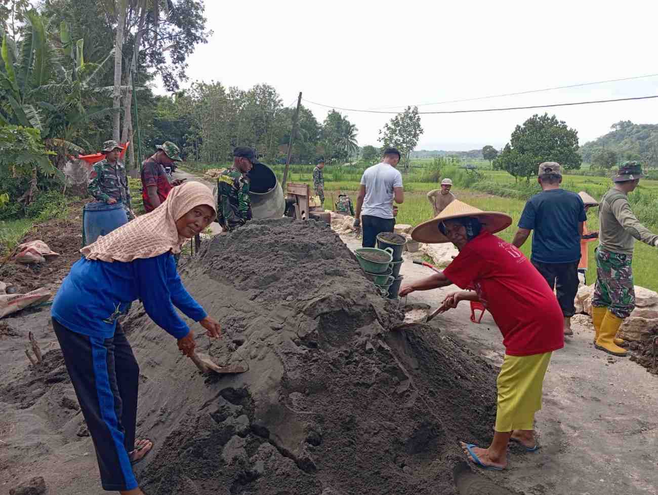 Usia Bukan Penghalang Bagi Painem dan Jumijem Ikut Bersama TNI Bangun Talud di Kwarakan | Newstv Indonesia